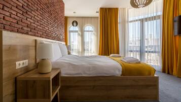 Suite, vistas a la ciudad | Zona de estar | Una televisión LED