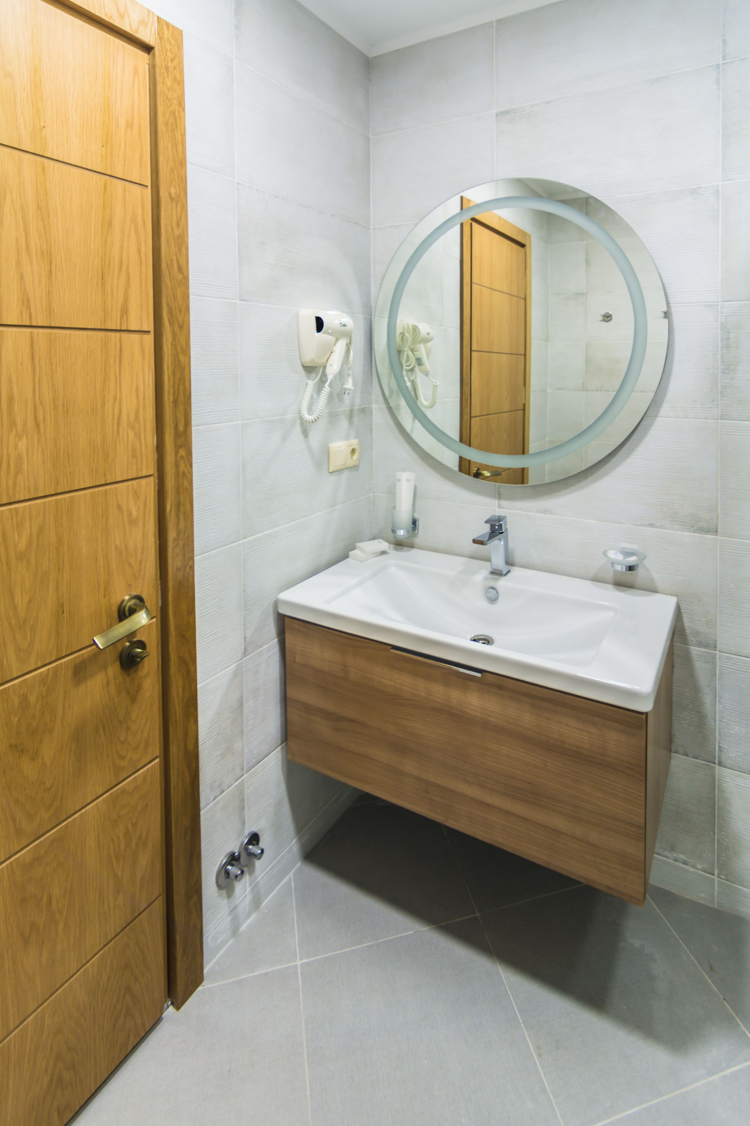 suite, city view | living area | led tv