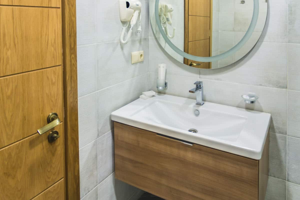 suite, city view | living area | led tv