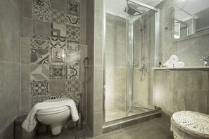 Apartment, 1 Bedroom (2) | Bathroom | Shower, free toiletries, hair dryer, towels