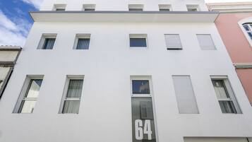 Vista frontal de la propiedad