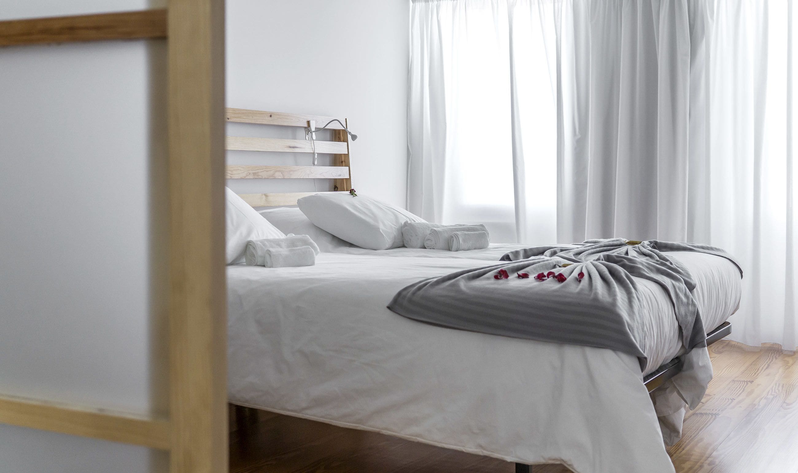 Apartment, 3 Bedrooms, Sea View (E) | Individually decorated, individually furnished, desk, blackout curtains