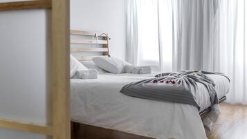 Apartment, 3 Bedrooms, Sea View (E) | Individually decorated, individually furnished, desk, blackout curtains