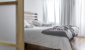 Appartement, 3 chambres, vue sur la mer (E) | Décor unique, ameublement unique, bureau, rideaux d’obscurcissement