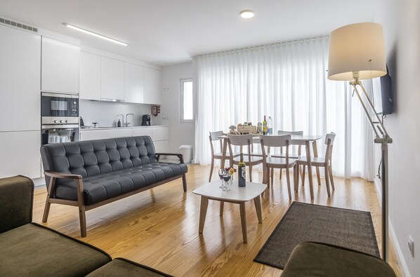 Apartment, 2 Schlafzimmer, Meerblick (F) | Wohnbereich | Flachbildfernseher