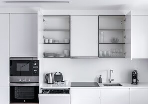 Appartement, 2 chambres, vue mer (F) | Cuisine privée | Grand réfrigérateur, micro-ondes, four, plaque de cuisson