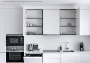 Apartamento, 2 quartos, vista para o mar (F) | Cozinha privada | Geladeira grande, micro-ondas, fogão, cooktop