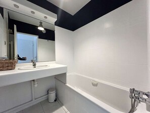 Bathroom - Beachside Apartment with Terrace - 1BR Sleeps 4 - Quiet Area in La Baule (La Baule)