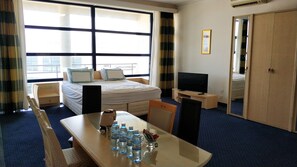 Habitación familiar, vista al mar | Minibar, wifi gratis, ropa de cama y acceso para silla de ruedas 
