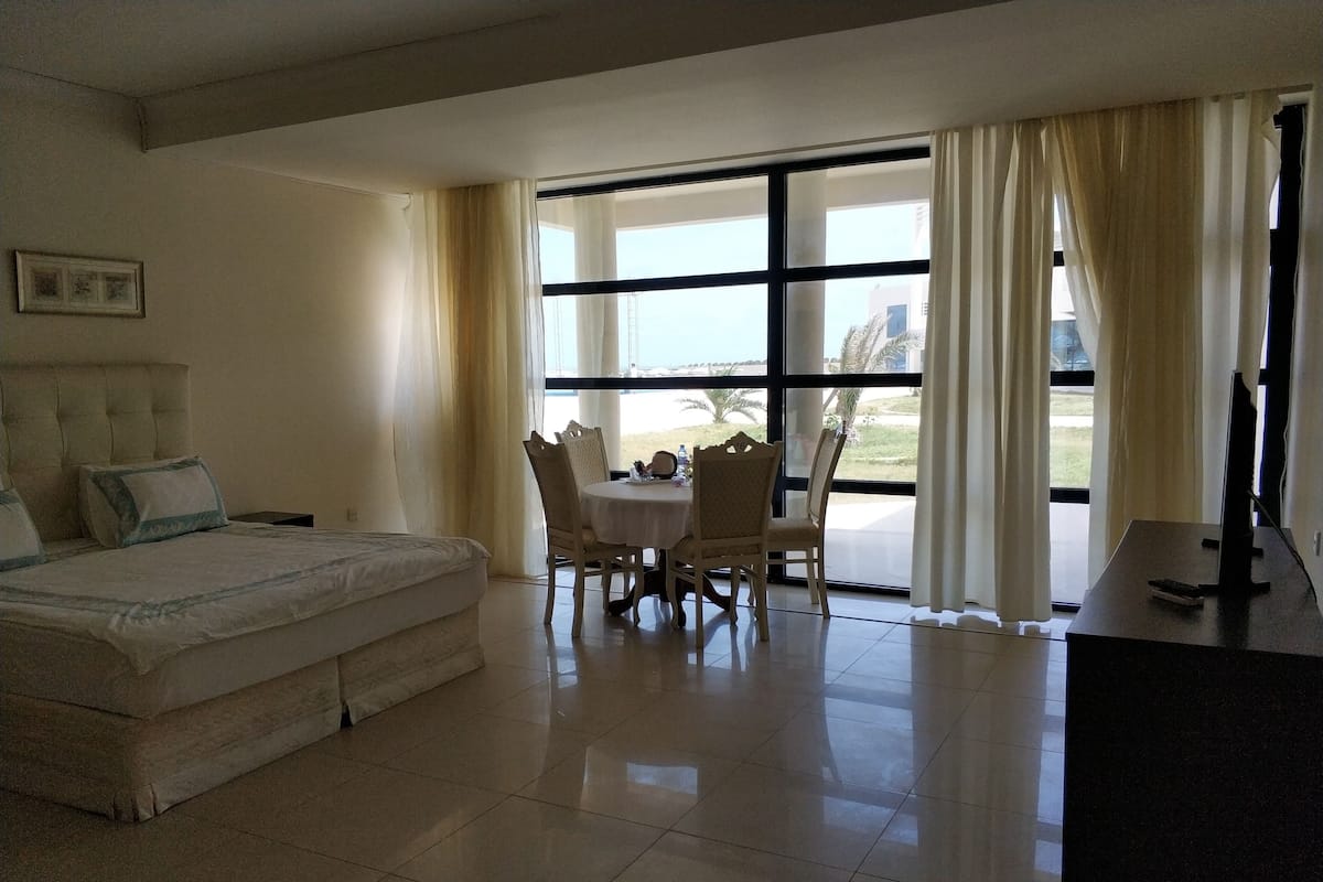 Minibar, wifi gratis, ropa de cama y acceso para silla de ruedas