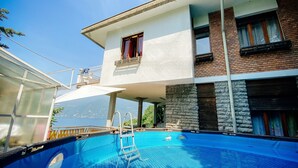 A two-story house with a swimming pool in the backyard. - Villa in Varenna for 14 guests
 (Perledo)