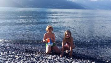 En la playa, camastros y toallas de playa