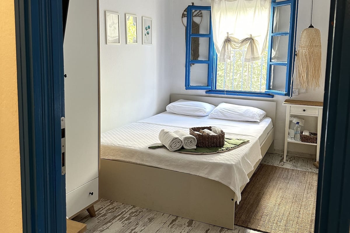 Szoba kétszemélyes ággyal, 1 kétszemélyes ágy | Vasaló/vasalódeszka, ingyenes wifi és ágynemű