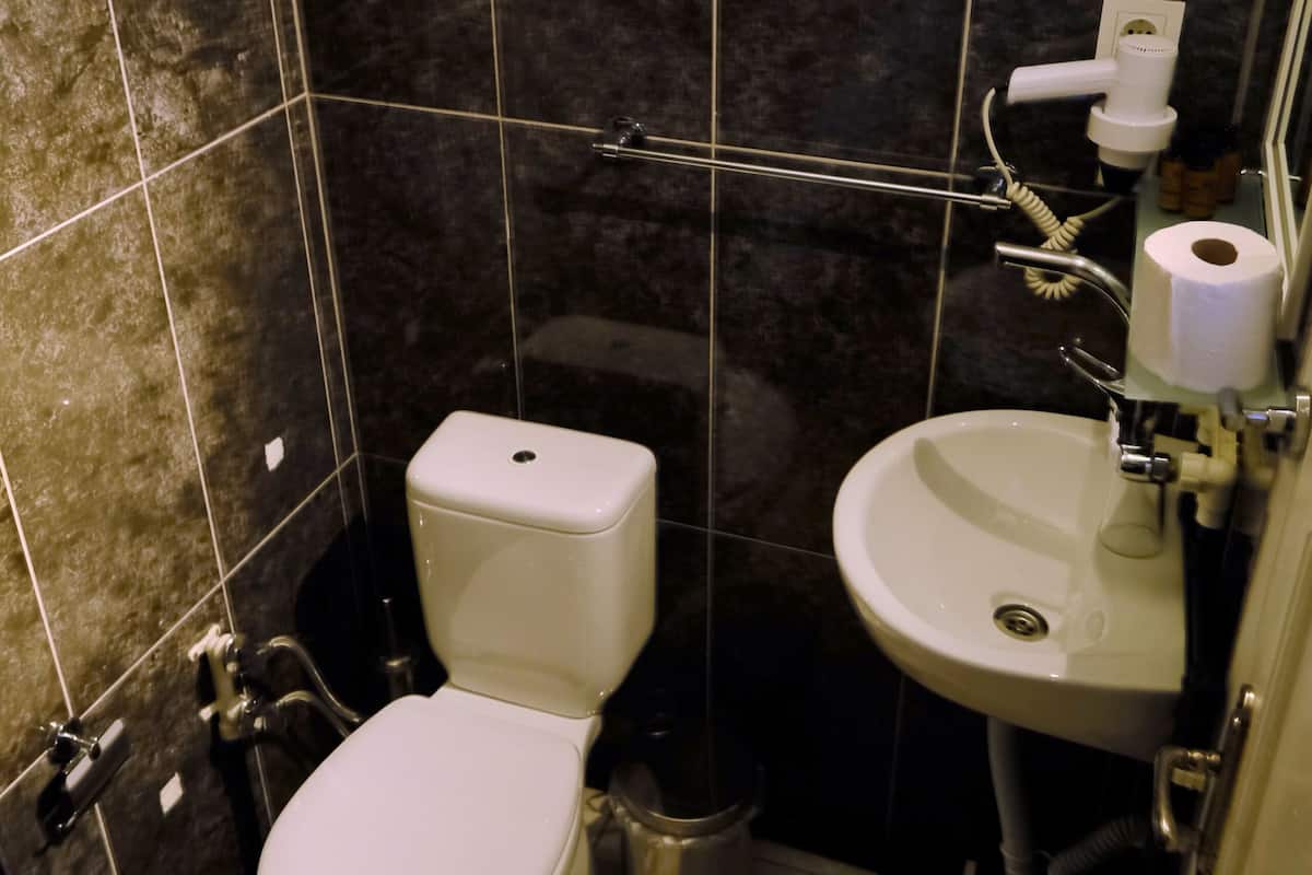 Zuhanyzó, ingyenes piperecikkek, hajszárító és papucsok