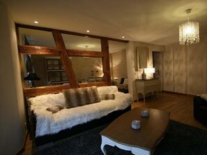 Télévision, lecteur de DVD, livres