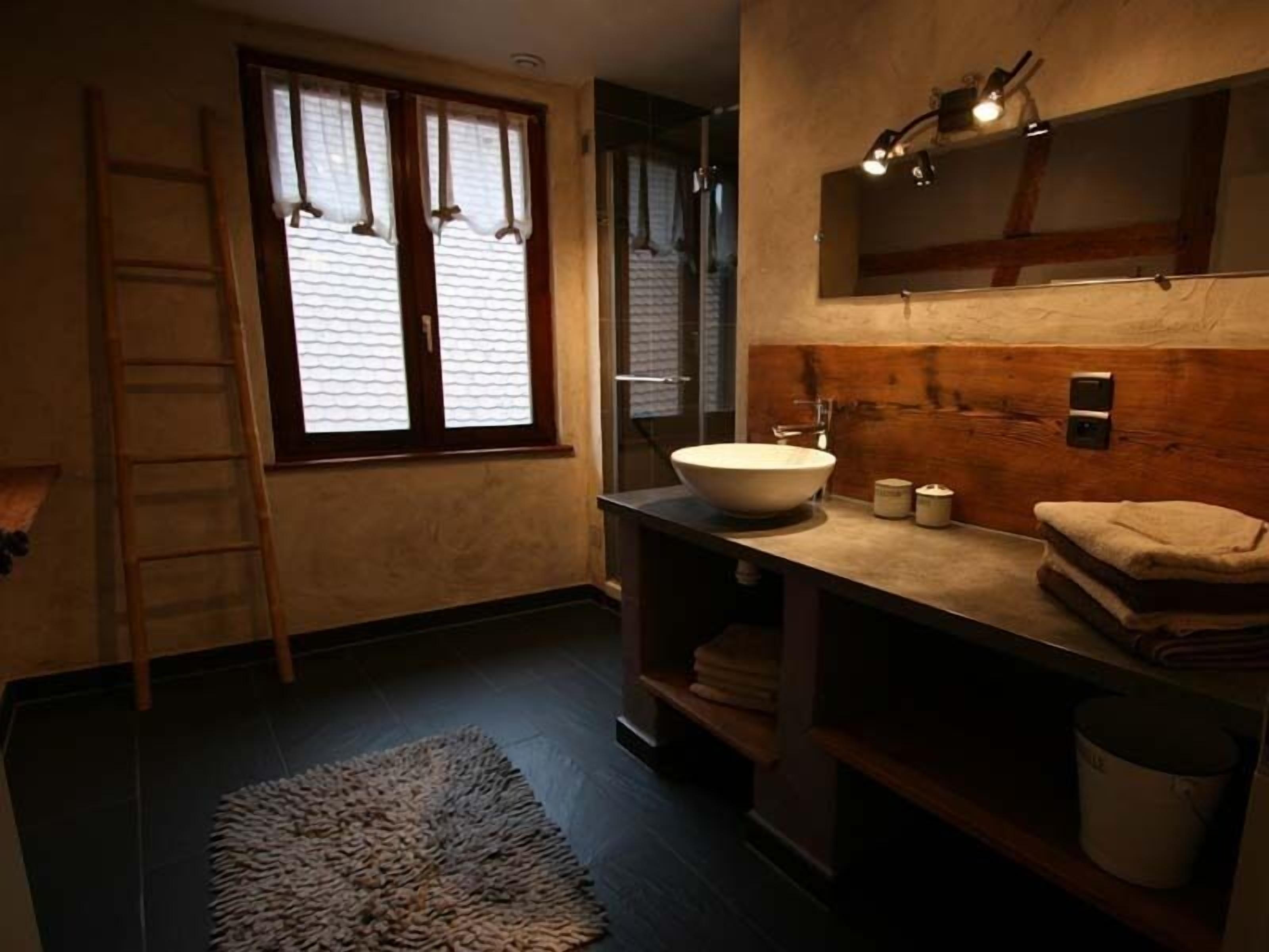 Douche, serviettes fournies, savon, shampoing