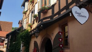 Un edificio europeo tradicional con un letrero que indica un restaurante.