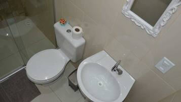 House, Garden View | Bathroom | Shower, towels, toilet paper