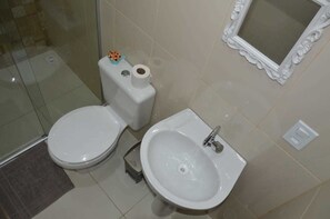 House, Garden View | Bathroom | Shower, towels, toilet paper - Casa 04 Village Funchal (Lençóis)
