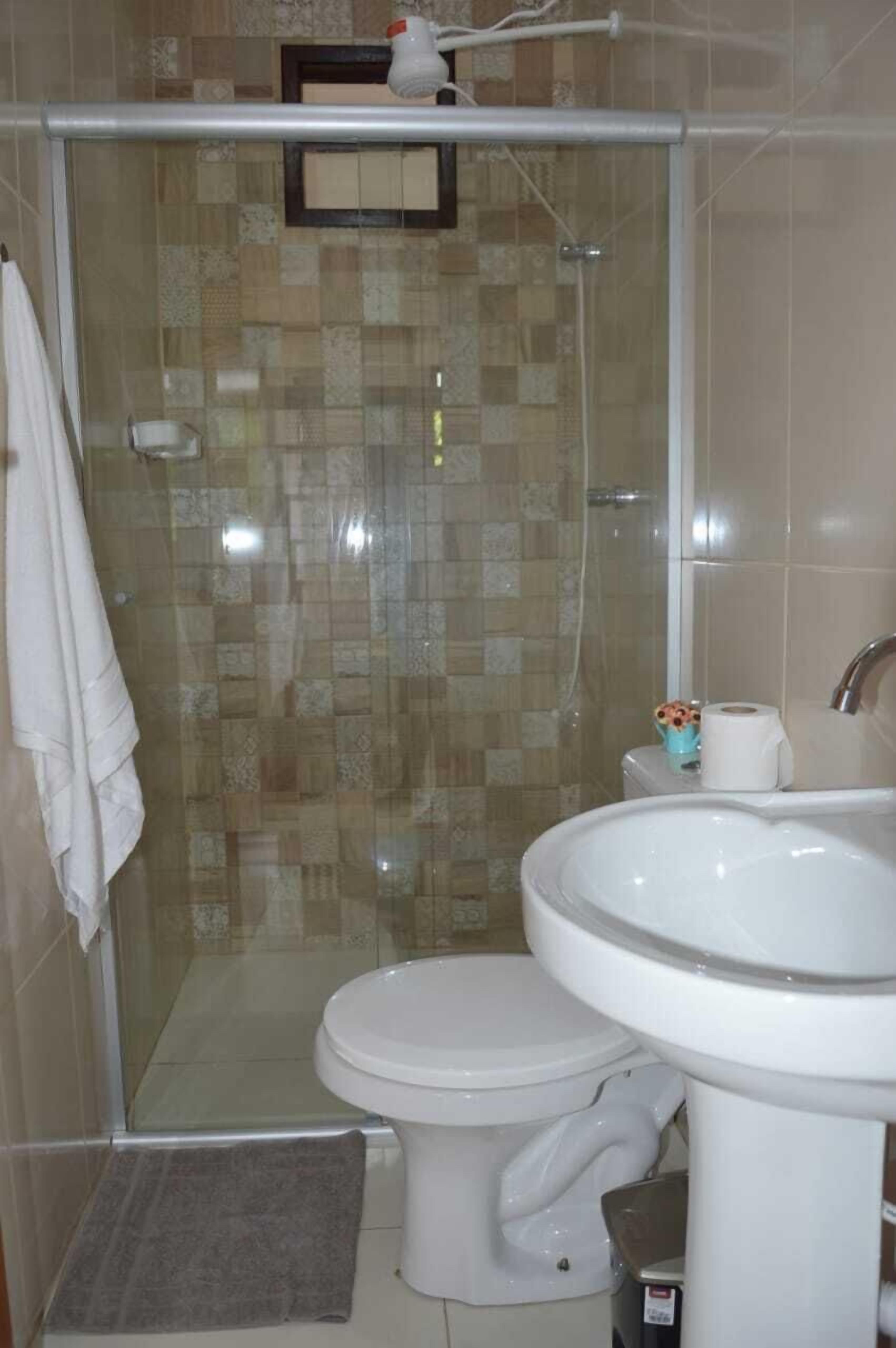 Casa, vista para o jardim | Banheiro | Chuveiro, toalhas de banho, papel higiênico 