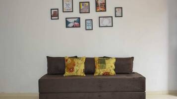 Talo, näköala puutarhaan | Olohuone