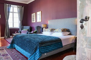 Habitació doble Grand, vistes a la muntanya (Purple rain) | Decoració individual, mobiliari individual i wifi gratuïta 