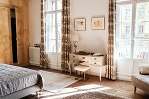 Chambre Double Deluxe, vue ville (Golden eye) | Décoration personnalisée, ameublement personnalisé, Wi-Fi gratuit