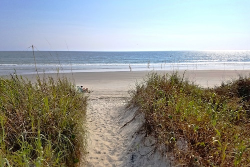 Waterfront 4 BR house w/pool & dock. Just steps to the beach. Pet Friendly.