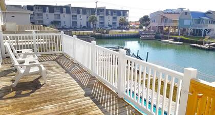 Waterfront 4 BR house w/pool & dock. Just steps to the beach. Pet Friendly.