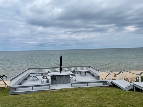 Steps away to sub sugar sandy beach - sleeps 6 