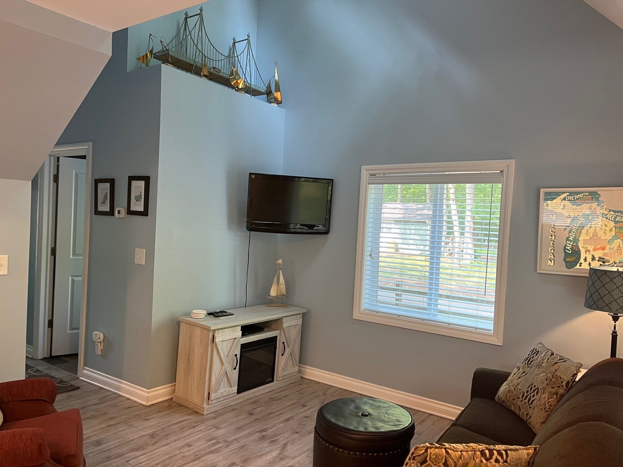 TV, fireplace, DVD player, books