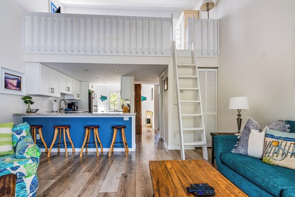 TV - Condo with community pool and balcony with forest view, recently renovated (Bald Head Island)