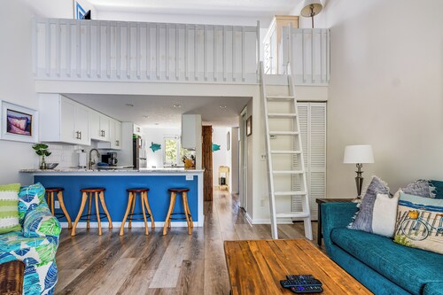 Condo with community pool and balcony with forest view, recently renovated