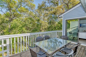 Outdoor dining - Condo with community pool and balcony with forest view, recently renovated (Bald Head Island)