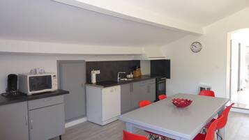 Réfrigérateur, micro-ondes, four, plaque de cuisson