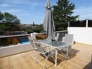 terrasse avec vue sur la piscine