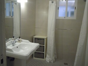 Sèche-cheveux, serviettes fournies, savon, shampoing