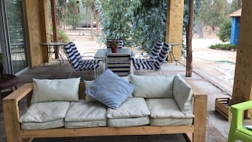 Rumah Keluarga, 4 kamar tidur, akses difabel, pemandangan kebun | Teras/patio