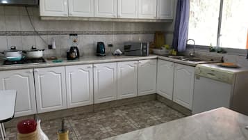Family House, 4 Bedrooms, Accessible, Garden View | Private kitchen | Fridge, microwave, oven, stovetop