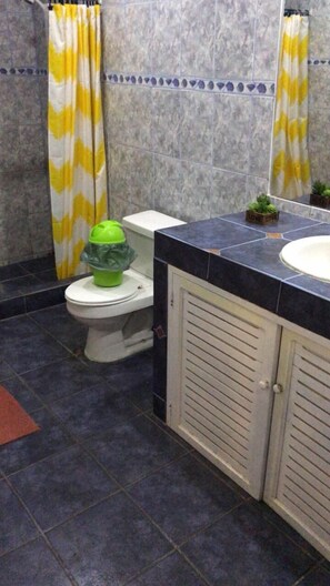 Un baño con inodoro, lavamanos y armario.