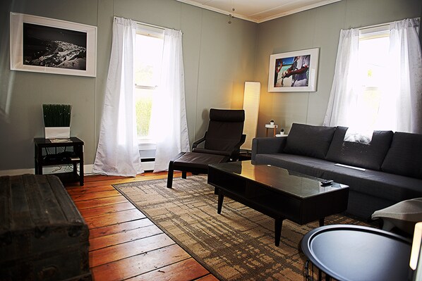 Flat-screen TV, Netflix, books, streaming services - Walk to Old Port ♦ West End Condo ♦ Parking (Portland)