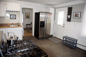 Microwave, oven, coffee/tea maker, cookware/dishes/utensils - Walk to Old Port ♦ West End Condo ♦ Parking (Portland)