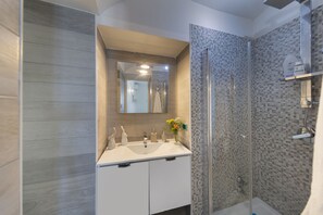 Shower, hair dryer, bidet, towels - Relais del Mare with terrace facing the sea free parking (Massa Lubrense)