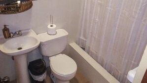 Tradisjonelt hus, flere senger, privat basseng, bassengutsikt | Bad | Håndklær