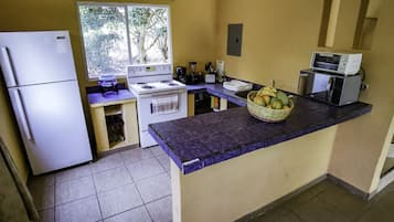 Traditional House, Multiple Beds, Private Pool, Pool View | Shared kitchen