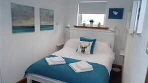 1 bedroom, desk, iron/ironing board, travel cot - Bayhead Flat 14D - at the heart of Stornoway (Stornoway)