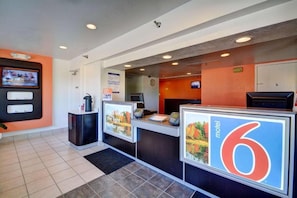 Lobby - Motel 6 Windsor Locks (Windsor Locks)