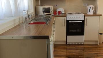 Een koelkast, een magnetron, een oven, een kookplaat