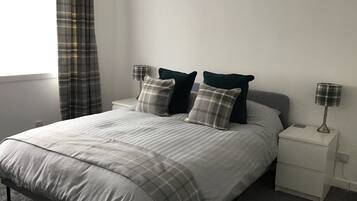 1 slaapkamer, een strijkplank/strijkijzer, wifi, beddengoed