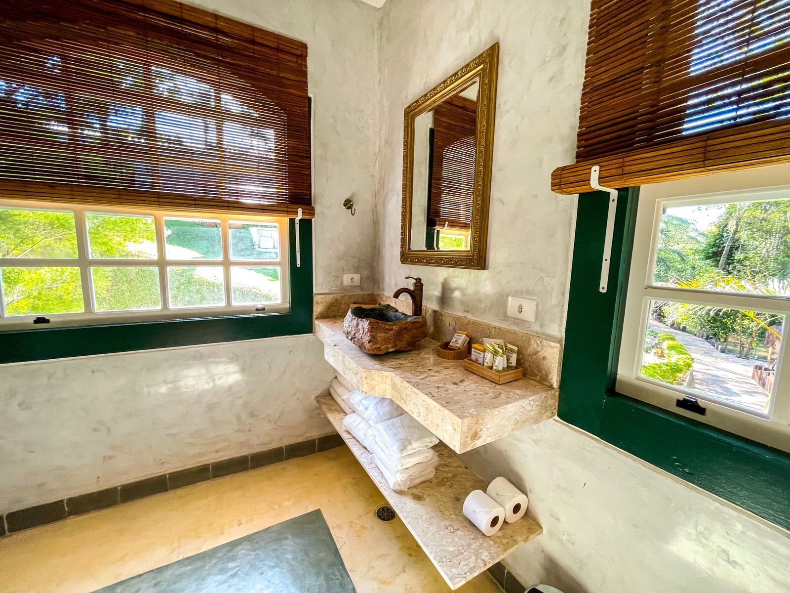 suite da mata | bathroom | shower, rainfall showerhead, free toiletries, hair dryer
